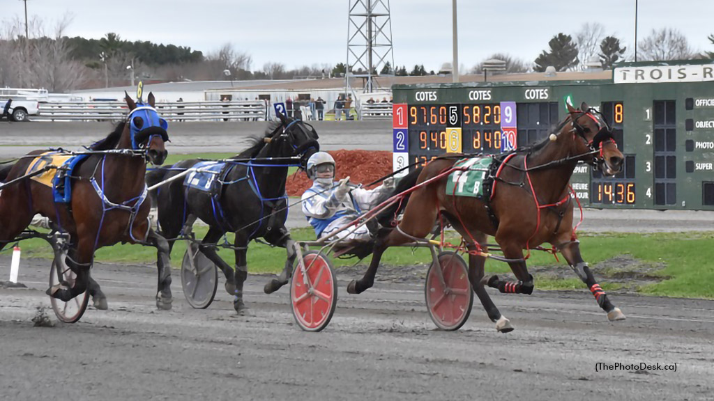 Pascal Berube driving Delicate Sound to his 3,000th career win