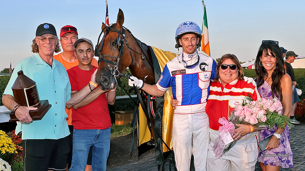 Jugette champion Ucandoit Blue Chip and her connections in the winner's circle