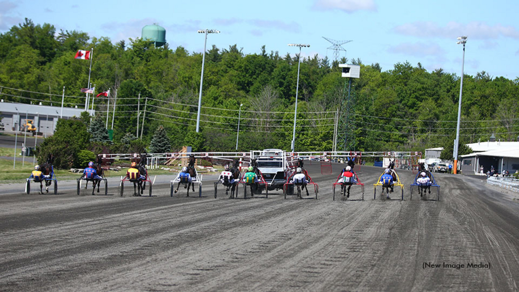 Qualifying action at Woodbine Mohawk Park