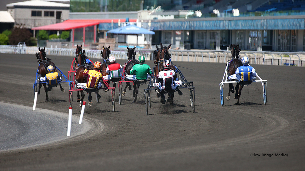 Qualifying action at Woodbine Mohawk Park